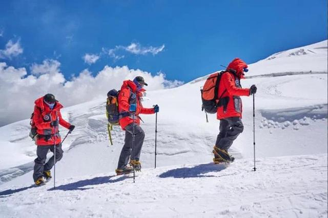 ▲中国登山队穿着波司登GORE-TEX系列服装