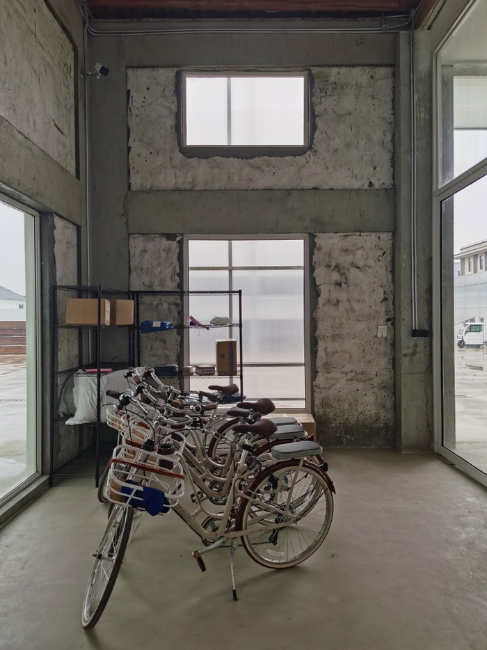 公社里可租借骑行的自行车