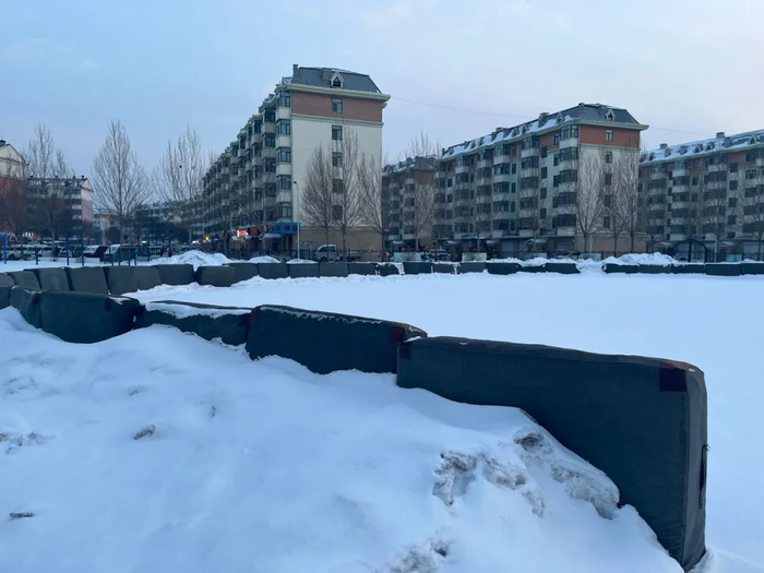 　　2022年2月14日，七台河新建小学室外冰场，多年前董延海送来的防撞垫仍在发挥作用。新京报记者 杜寒三 摄