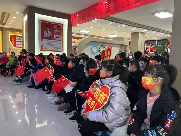 　　2022年2月13日晚，七台河姑娘范可新参加冬奥会短道速滑女子3000米接力赛，业余体校的孩子们在观看直播，为她加油。新京报记者 杜寒三 摄