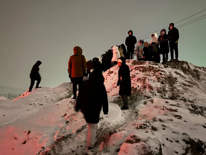 2022年2月15日元宵节，当地市民在冠军桥附近，等待燃放烟花。新京报记者 杜寒三 摄