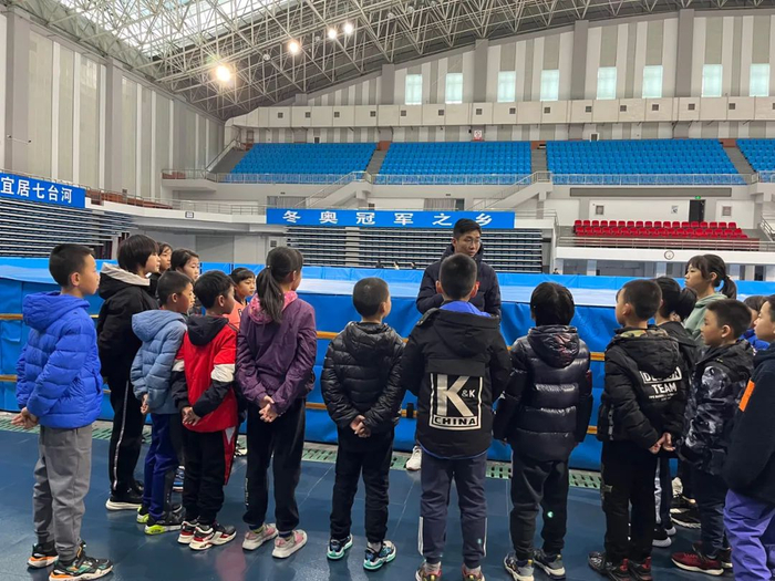 　　2022年2月12日，七台河体育中心室内冰场，业余体校教练李国锋在给孩子们开训前小会。新京报记者 杜寒三 摄