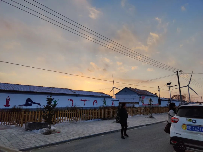 ▲2月10日，玉狗梁村的墙上随处可见瑜伽简笔画。新京报记者 汪畅 摄