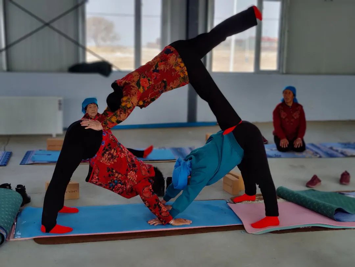 ▲2月10日中午，玉狗梁的村民们组队练习三人瑜伽动作。新京报记者 汪畅 摄