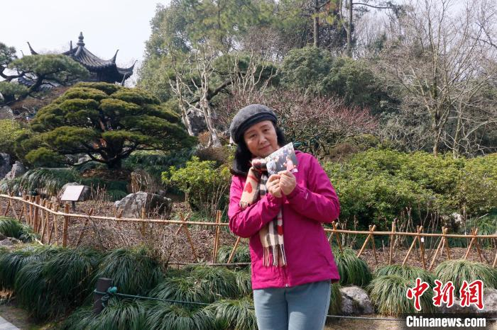 2022年2月，胡宁芳重回旧地，手持当年照片。　毛瑜 摄