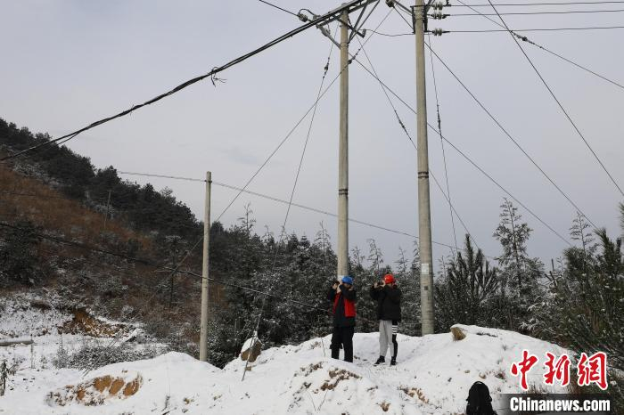 国网周宁县供电公司组织共产党员服务队对辖区内10kV配网馈线开展防覆冰灾害巡视。　陈晓峰 摄