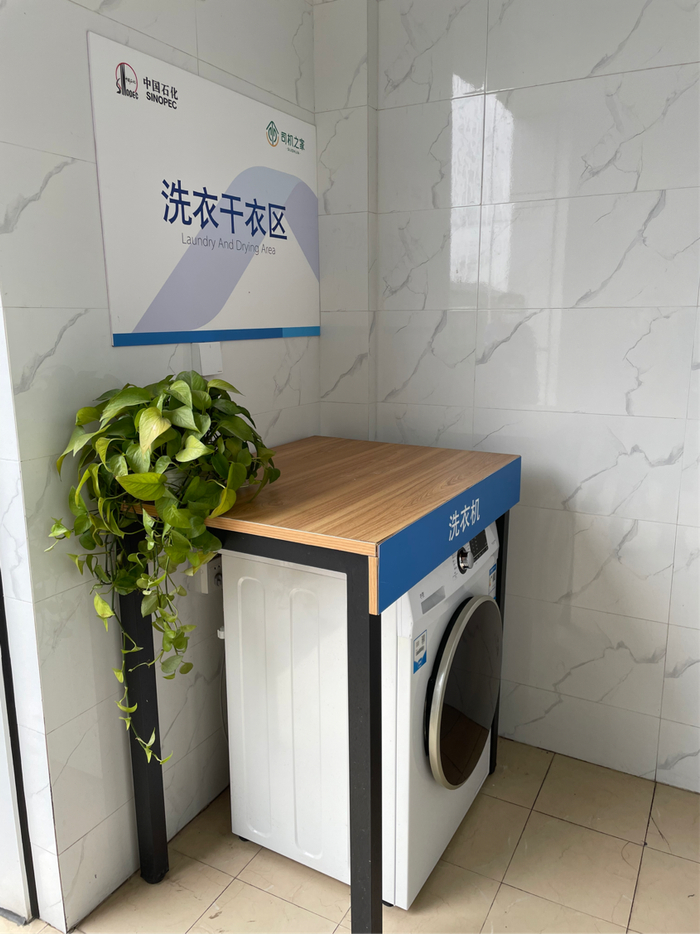 ▲长途司机在“司机之家”洗衣吃饭