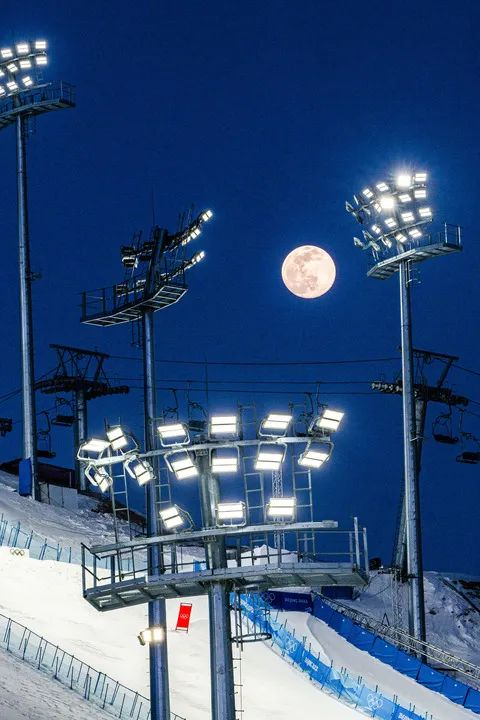 2月15日元宵佳节，一轮圆月映照张家口云顶滑雪公园。新华社记者 肖艺九 摄