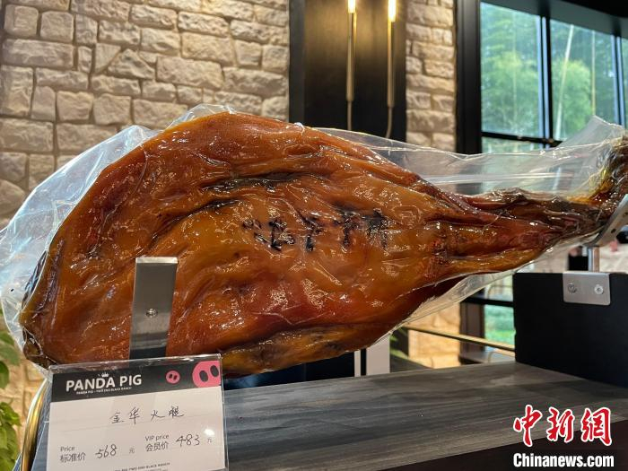 以两头乌猪为原料制作的金华火腿。　张斌 摄