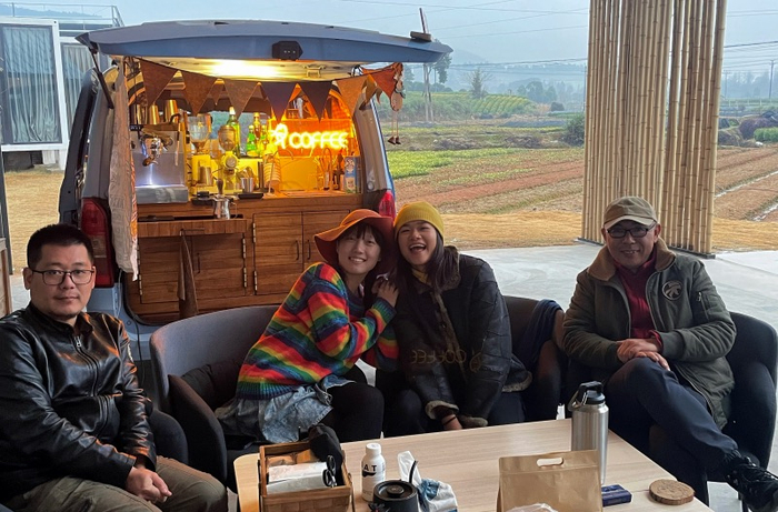 猫女的咖啡车前，Harry和荷包蛋夫妇、猫女Fenny、许崧（左起）。