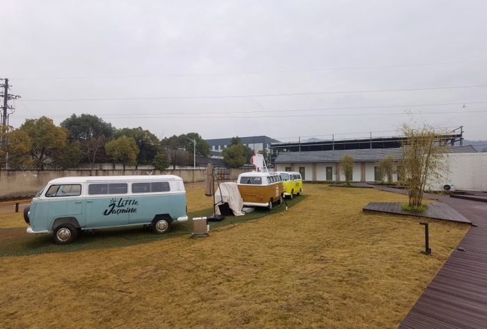 草坪上的移动咖啡车