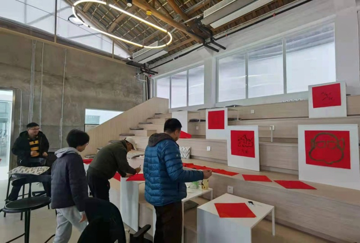 刚过去的除夕下午，没有回家过年的数字游民在一起写春联。