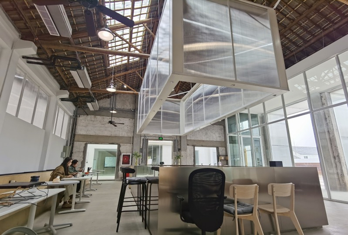 DNA公社联合办公空间，随处都有USB插口。