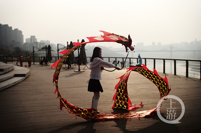 悦来空地上的舞龙女。冉文 摄