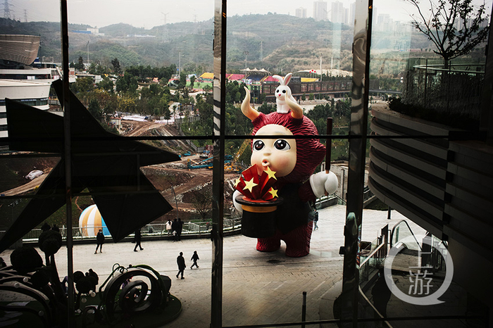 中央公园大悦城雕塑褪去了冬雨寒意。冉文 摄