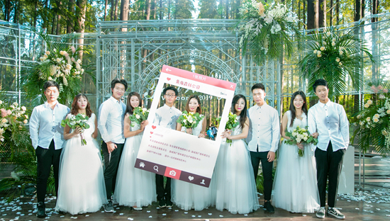 &nbsp;&nbsp;&nbsp;&nbsp;在团东台市委、东台市民政局等有关单位的组织下，新婚青年们在黄海森林公园举办绿色环保的“集体婚礼”。受访者供图