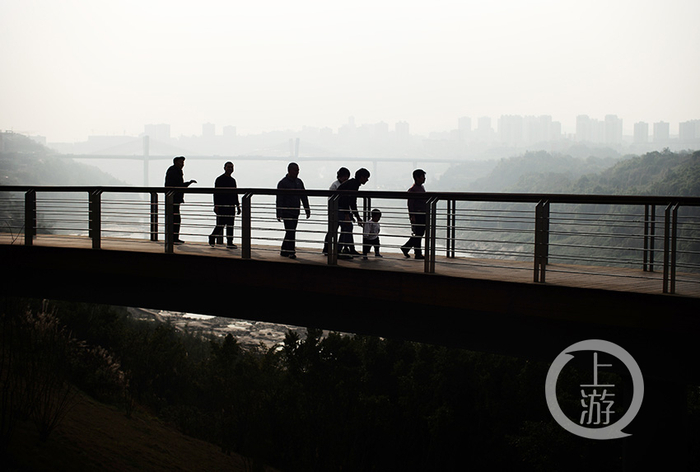 悦来步行道上的散步的人群。冉文 摄