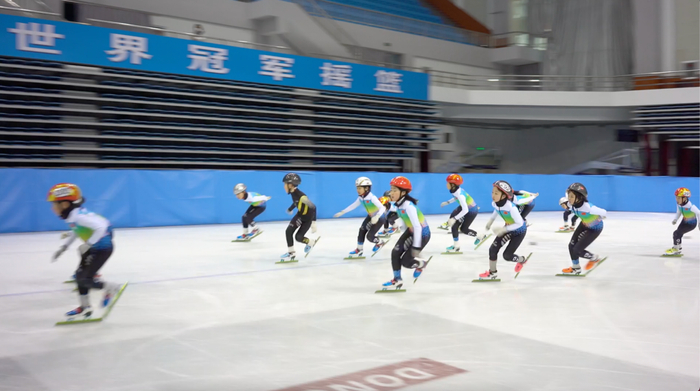 　2022年2月12日，业余体校重点班孩子，在参加一场接力。新京报记者 徐雪飞 摄