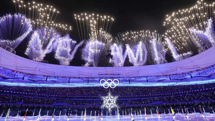 ▲2022北京冬奥会闭幕式现场的焰火表演环节，打出了“天下一家”“one world one family”等字样。受访者供图