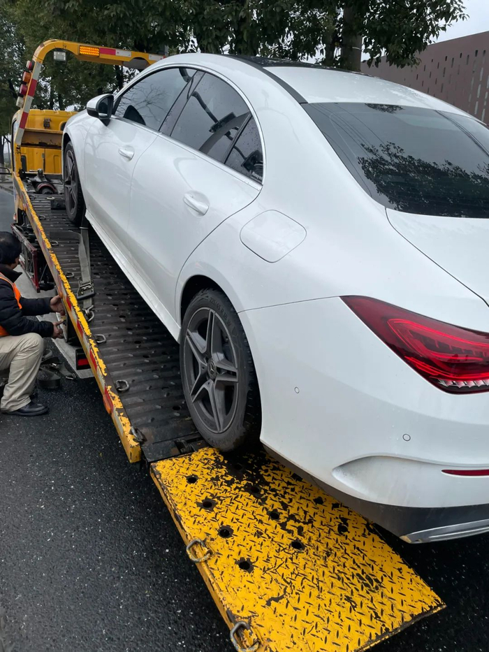 ▲车辆被拖车送至4S店（受访者供图）