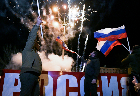 ▲普京宣布承认乌克兰东部两区为独立国家，顿涅茨克民众挥舞俄国旗庆祝。&nbsp;图/IC&nbsp;photo