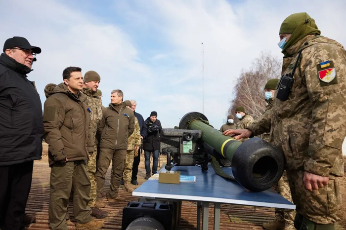当地时间2月16日，泽连斯基视察乌克兰军演。图/IC photo