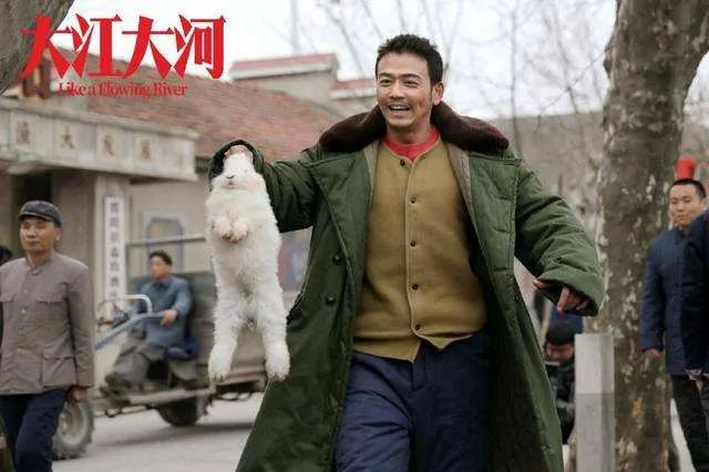 电视剧中的军大衣。来源/电视剧《大江大河》截图