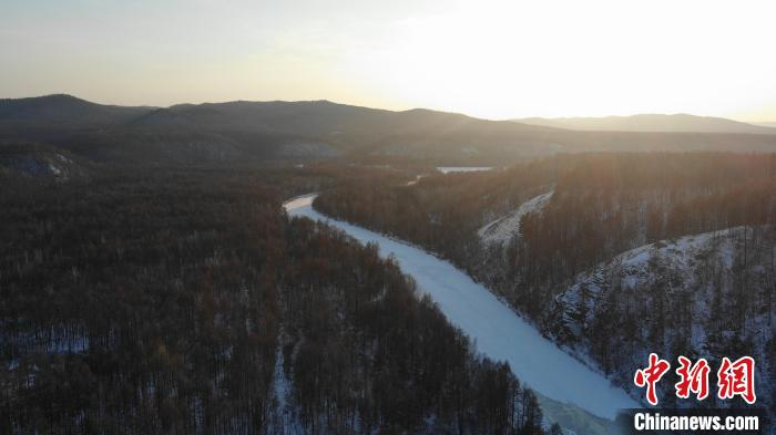 图为奇乾中队进行航拍勘察。　高飞翔 摄