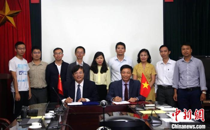 2018年中科院古脊椎所与越南国家自然博物馆合作备忘录签署仪式。　凯泽 摄