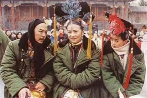 古装剧组片场也穿军大衣保暖。来源/电视剧《还珠格格》花絮