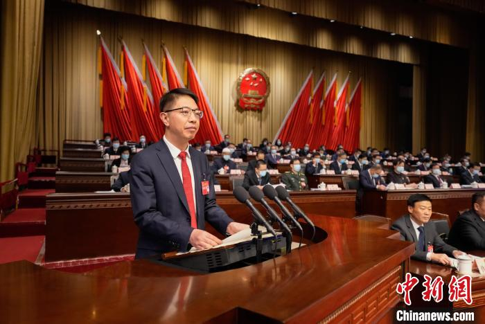 图为青海省西宁市人民政府市长孔令栋作政府工作报告。　黎晓刚 摄