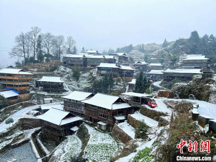 苗寨被积雪覆盖。　梁强 摄