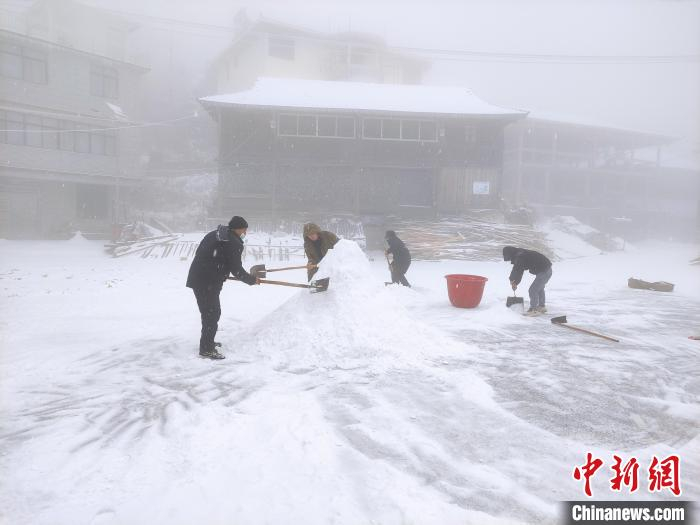 苗族民众在汇集积雪。　梁强 摄