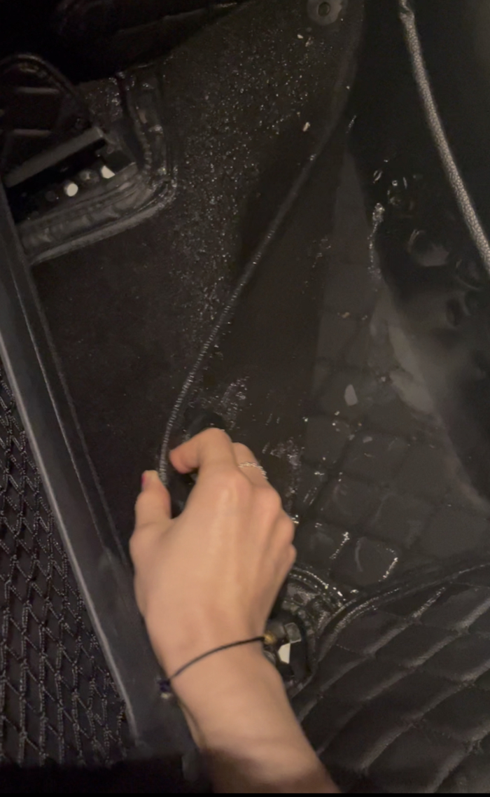 ▲车辆地板有积水（受访者供图）