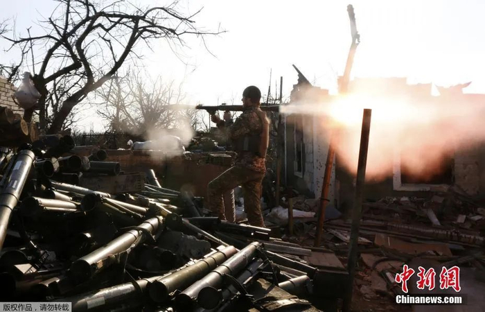 资料图：乌克兰顿涅茨克地区阿夫迪夫卡，乌克兰士兵与民间武装作战。