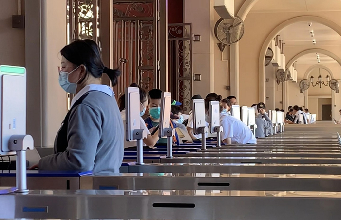 北京环球影城入口处设有人脸识别设备。新京报记者 郭延冰 摄