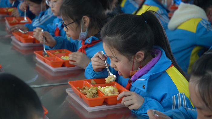 22日，尚欣怡和同学们在食堂吃午饭。（新华社记者王紫轩 摄）