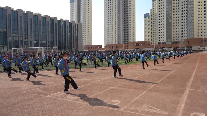 22日，兰州新区第二小学学生们在操场上做课间操。（新华社记者王紫轩 摄）