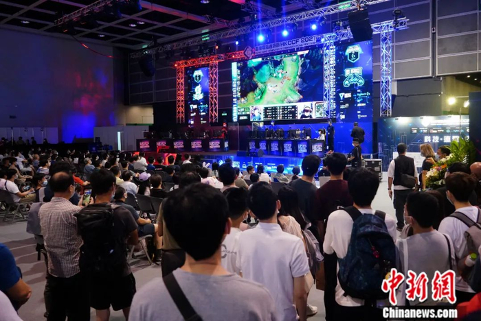 香港电脑通讯节上，电竞比赛吸引观众。电竞正逐渐成为年轻人主流的文化生活方式。中新社记者 张炜 摄