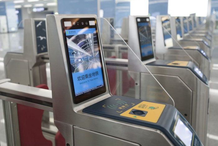 ▲2022年1月3日，在深圳地铁20号线国展站拍摄的闸机。据了解，深圳地铁20号线采用了新型闸机，除传统的票卡功能外，还增加了人脸识别功能，乘客只需通过自助票务处理机注册授权即可“刷脸过闸”。