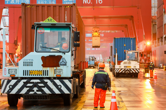 ▲宁波舟山港梅山港区集装箱码头一派繁忙。图/新华社