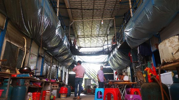 老唐挑瓜队的铁板房 图片来源：界面海南 