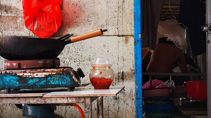 桌子上的辣椒油 图片来源：界面海南 