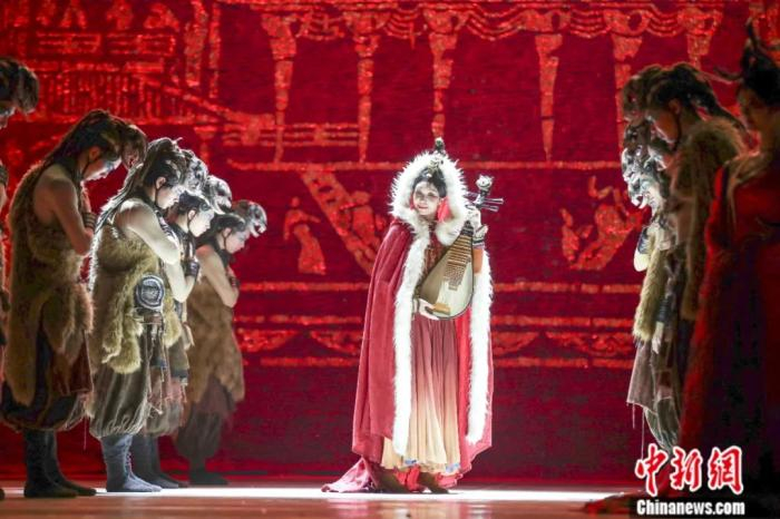 2021年12月，舞剧《昭君出塞》在贵州省贵阳市上演。中新社记者 瞿宏伦 摄