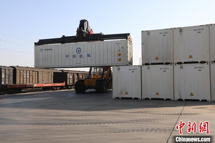 宁夏开出首趟牛奶隔热保温集装箱专列。　张春惠 摄