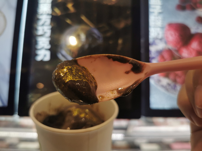BONUS北京朝阳大悦城店销售的含“金粉”冰淇淋球。摄影/新京报首席记者 郭铁