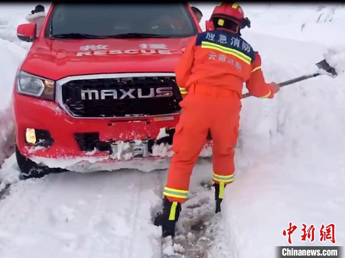 图为消防救援人员清除道路积雪。　昆明消防提供