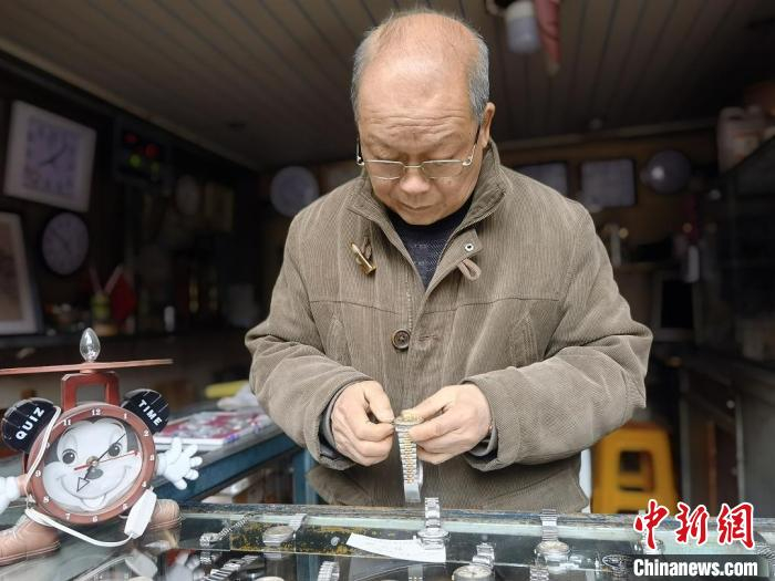 林东方在调试手表 郑灵芝 摄