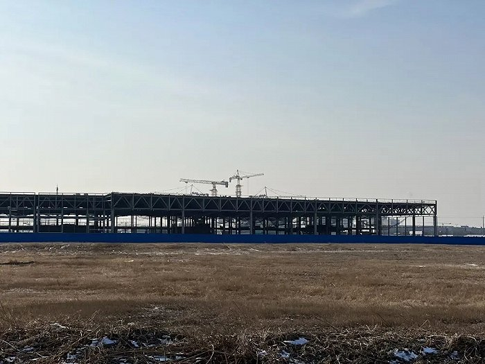 ▲小米一期西侧，建设中的北汽新能源高端智能生态工厂