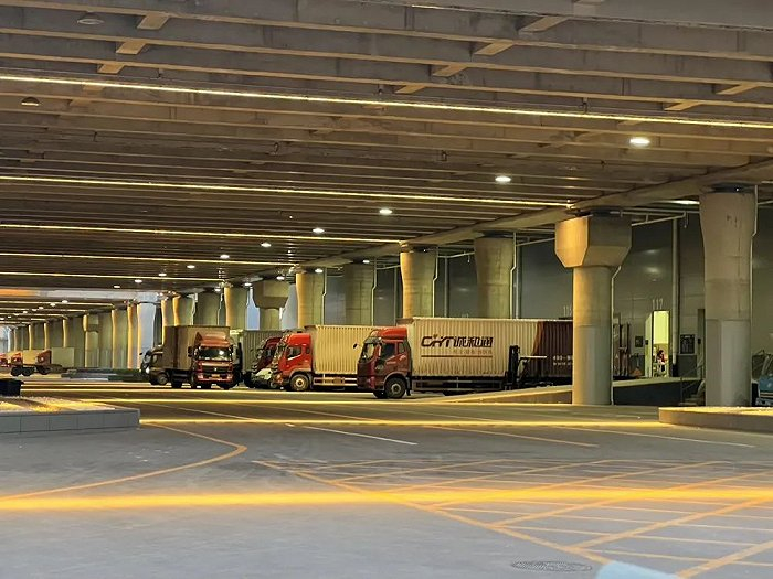 ▲小米产业园内的物流车